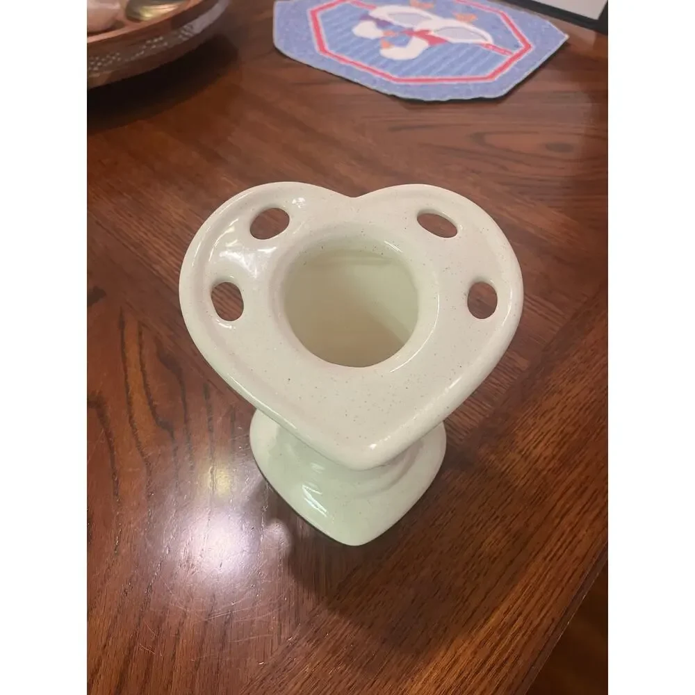 Heart-shaped top rim ceramic toothbrush/toothpaste holder cottage core vibes